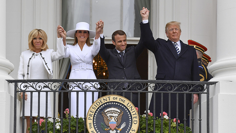 Η Μελάνια Τραμπ πουλάει το καπέλο που φορούσε στην επίσκεψη του ζεύγους Μακρόν για… κρυπτονομίσματα